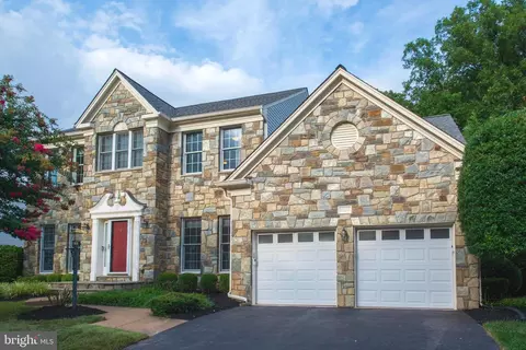 12721 Fox Woods Dr, Herndon, VA 20171