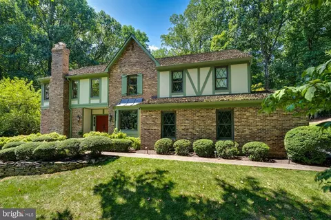 10167 Clover Glen Dr, Vienna, VA 22181