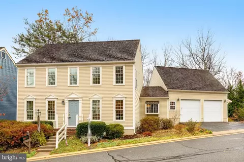 11714 Old Bayberry Ln, Reston, VA 20194