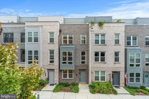 13366 Sherwood Park Ln, Herndon, VA 20171