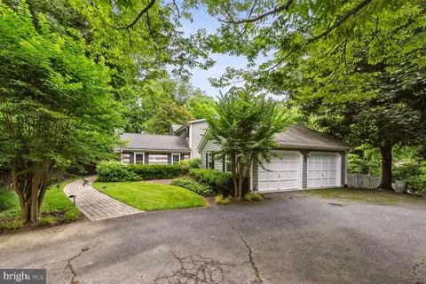 9018 Old Dominion Dr, Mclean, VA 22102 photo 2