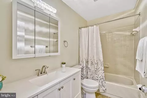 Bath - 8305 Lindside Way, Springfield, VA 22153 photo 3 of 8