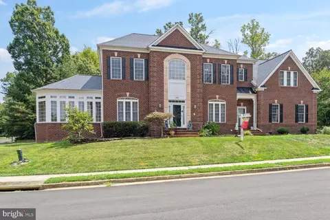 7801 Rose Garden Ln, Springfield, VA 22153