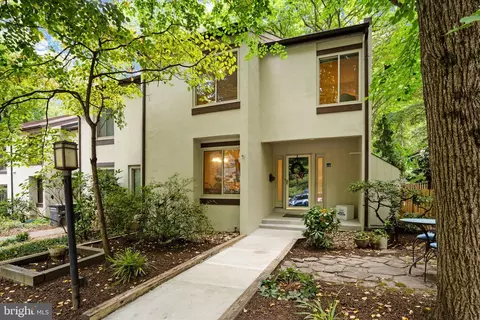 11560 Woodhollow Ct, Reston, VA 20191