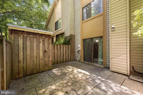 Exterior - 10673 Spring Oak Ct, Burke, VA 22015 photo 3 of 6