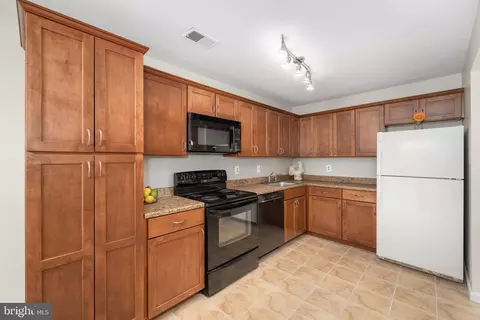 Kitchen - 10673 Spring Oak Ct, Burke, VA 22015 photo 3 of 5