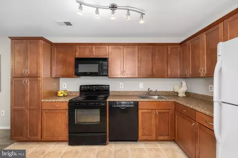 Kitchen - 10673 Spring Oak Ct, Burke, VA 22015 photo 4 of 5