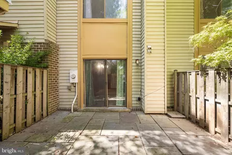 Exterior - 10673 Spring Oak Ct, Burke, VA 22015 photo 4 of 6