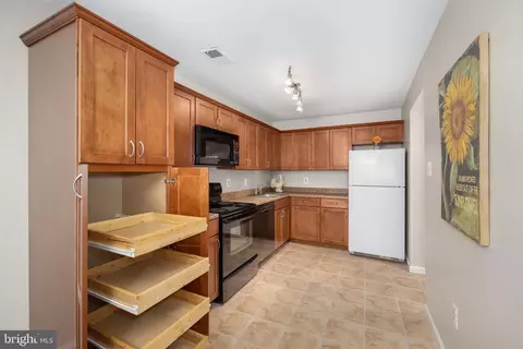 Kitchen - 10673 Spring Oak Ct, Burke, VA 22015 photo 2 of 5
