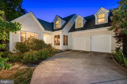 2905 Meadow View Rd, Falls Church, VA 22042
