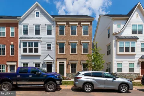 5228 Ridgeview Retreat Dr, Chantilly, VA 20151