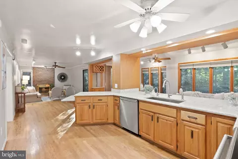 Kitchen - 2074 Amberjack Ct, Reston, VA 20191 photo 4 of 5