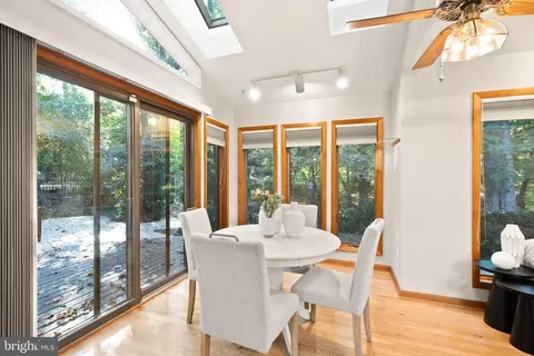 Dining - 2074 Amberjack Ct, Reston, VA 20191 photo 4 of 6