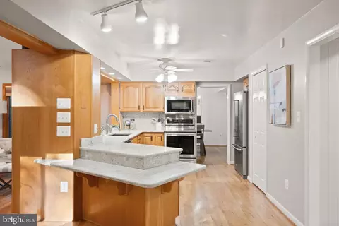 Kitchen - 2074 Amberjack Ct, Reston, VA 20191 photo 3 of 5