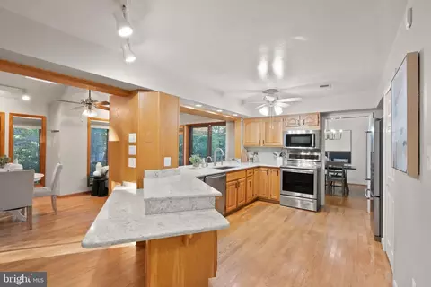 Kitchen - 2074 Amberjack Ct, Reston, VA 20191 photo 2 of 5