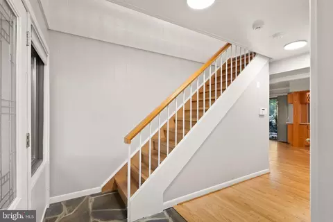 Entry Way - 2074 Amberjack Ct, Reston, VA 20191 photo 5 of 9