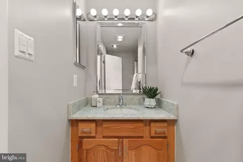 Bath - 2074 Amberjack Ct, Reston, VA 20191 photo 4 of 4