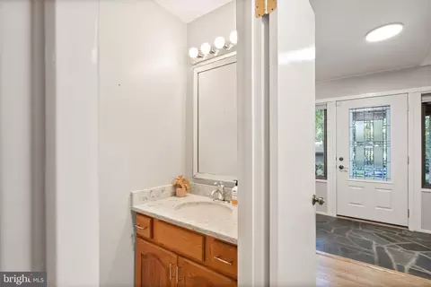Entry Way - 2074 Amberjack Ct, Reston, VA 20191 photo 4 of 9