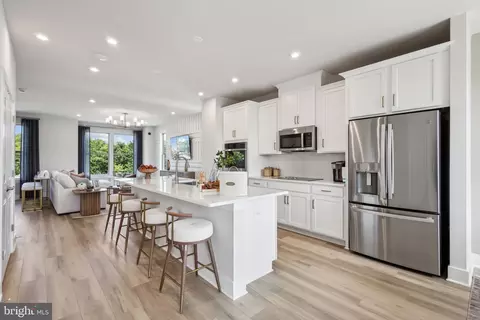 2101 Acadia Rd, Herndon, VA 20170