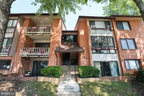 10208 Bushman Dr #402, Oakton, VA 22124