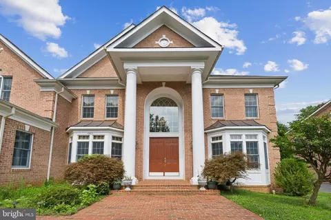4363 Knob Hill Ct, Annandale, VA 22003