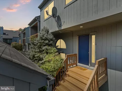 11112 Glade Dr, Reston, VA 20191