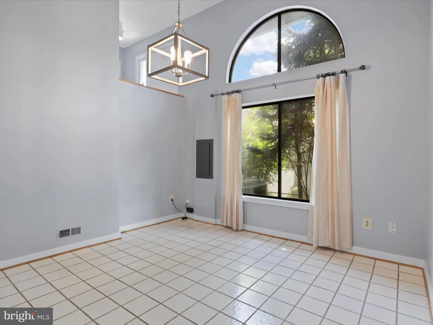 Living - 11112 Glade Dr, Reston, VA 20191 photo 6 of 11