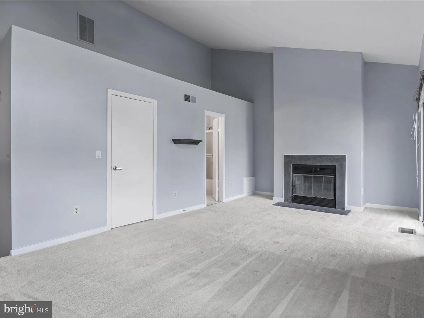 Living - 11112 Glade Dr, Reston, VA 20191 photo 10 of 11