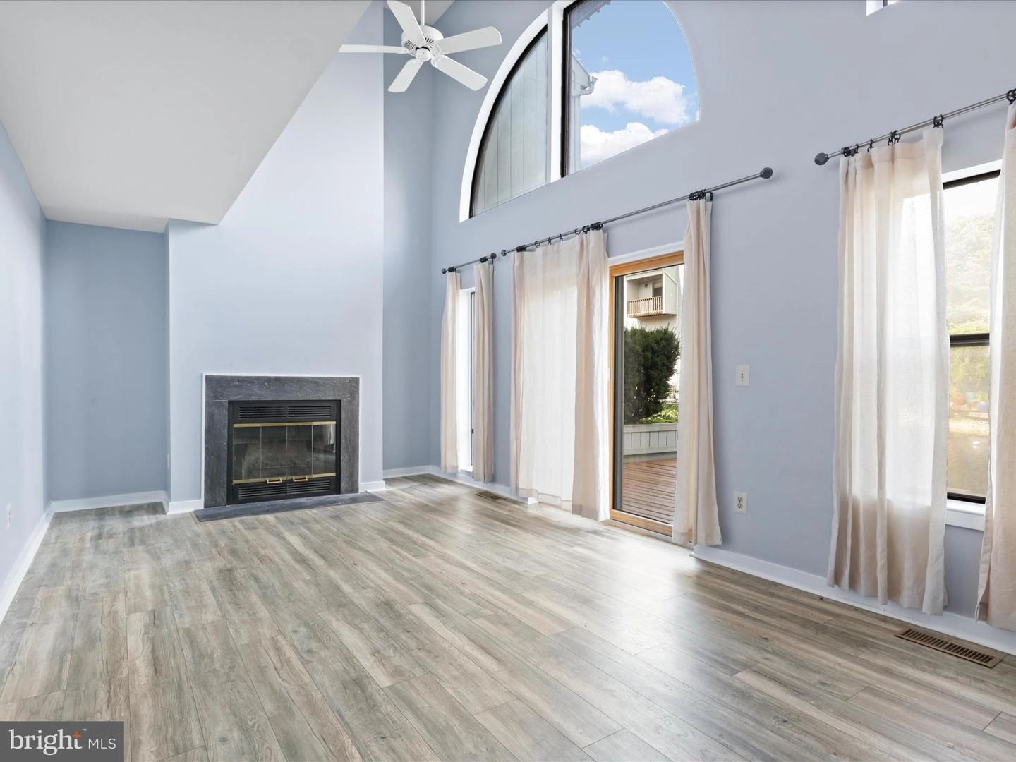 Living - 11112 Glade Dr, Reston, VA 20191 photo 3 of 11