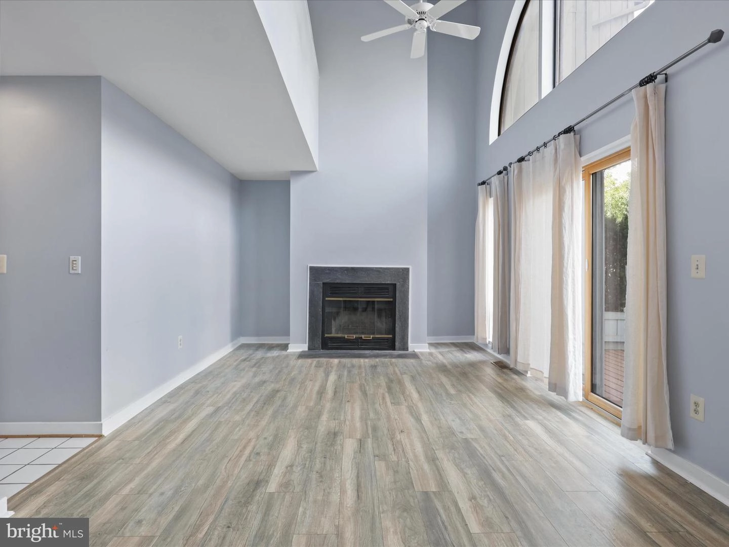 Living - 11112 Glade Dr, Reston, VA 20191 photo 2 of 11