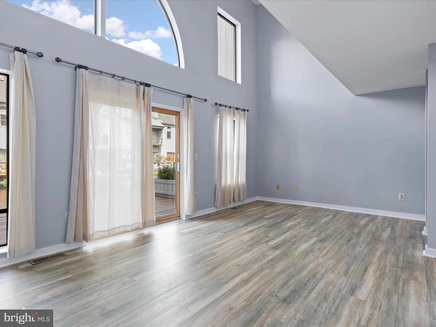 Living - 11112 Glade Dr, Reston, VA 20191 photo 5 of 11