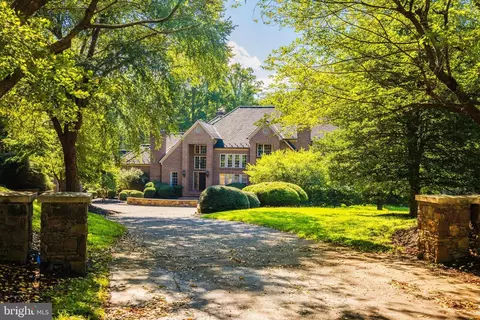 530 Walker Rd, Great Falls, VA 22066