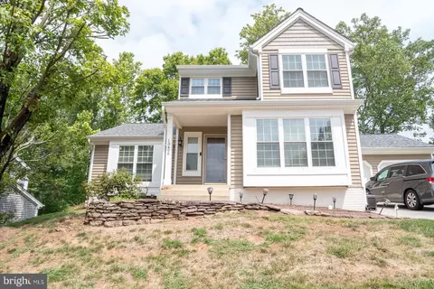 13496 Lake Shore Dr, Herndon, VA 20171
