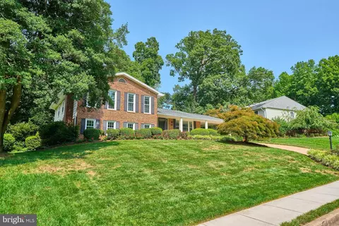 2046 Woodford Rd, Vienna, VA 22182