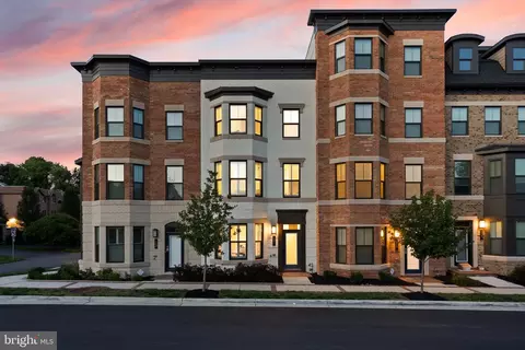 121 Pleasant St NW #2, Vienna, VA 22180