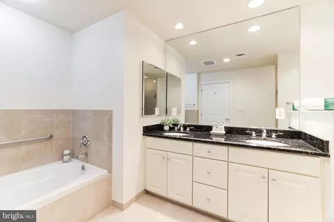 Bath - 1450 Emerson Ave #204, Mclean, VA 22101 photo 2 of 5