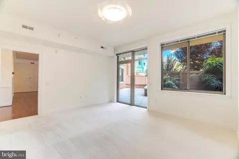 Living - 1450 Emerson Ave #204, Mclean, VA 22101 photo 14 of 16