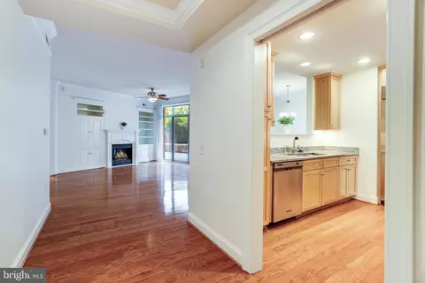 Entry Way - 1450 Emerson Ave #204, Mclean, VA 22101 photo 4 of 7