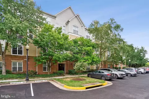 2201 Westcourt Ln #201, Herndon, VA 20170