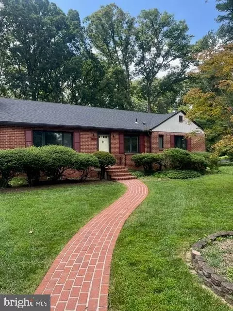6439 Woodridge Rd, Alexandria, VA 22312