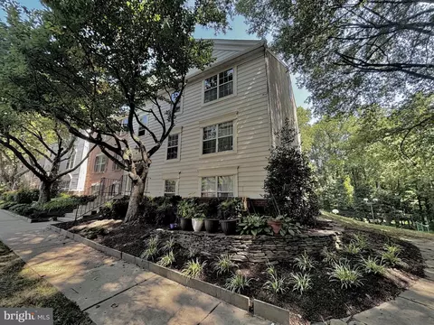 3800 Green Ridge Ct #302, Fairfax, VA 22033