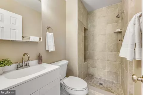 Bath - 13426 Elevation Ln, Herndon, VA 20171 photo 3 of 9