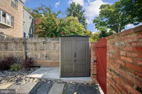 Exterior - 6725 Baron Rd, Mclean, VA 22101 photo 10 of 13