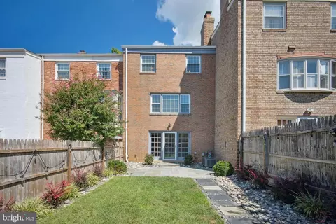 Exterior - 6725 Baron Rd, Mclean, VA 22101 photo 5 of 13