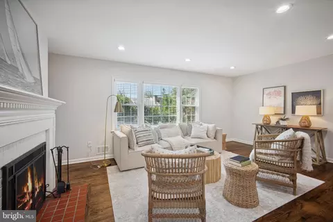Living - 6725 Baron Rd, Mclean, VA 22101 photo 3 of 5