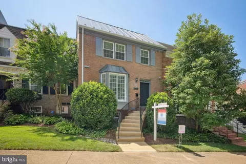 Exterior - 6725 Baron Rd, Mclean, VA 22101 photo 11 of 13