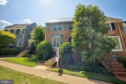 Exterior - 6725 Baron Rd, Mclean, VA 22101 photo 2 of 13
