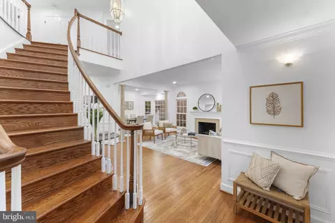 9808 Fox Rest Ln, Vienna, VA 22181 photo 3
