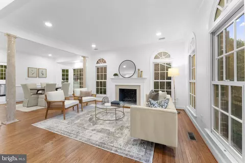 9808 Fox Rest Ln, Vienna, VA 22181 photo 5