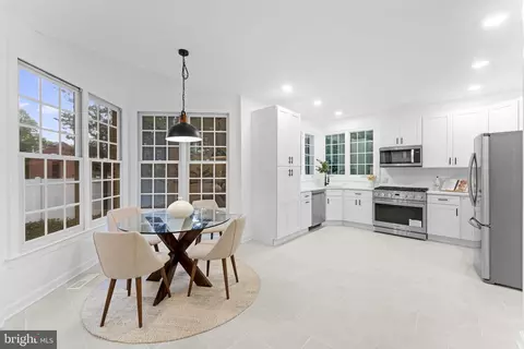9808 Fox Rest Ln, Vienna, VA 22181 photo 8